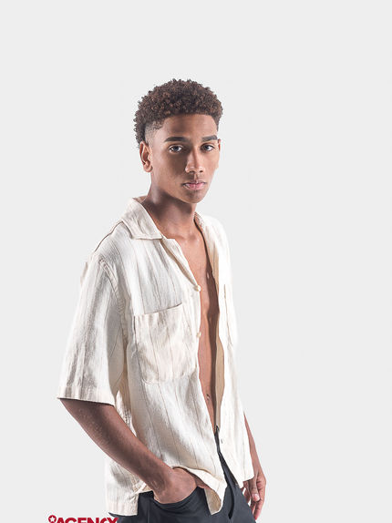 Kaiky Silva, nova modelo da Agency Models Portugal. A imagem reflete o início da sua jornada no mundo da moda e representação. Fotografia de apresentação com foco na expressão, atitude e presença da modelo, enquadrada com luz natural/suave. Parte do seu portfólio em desenvolvimento.