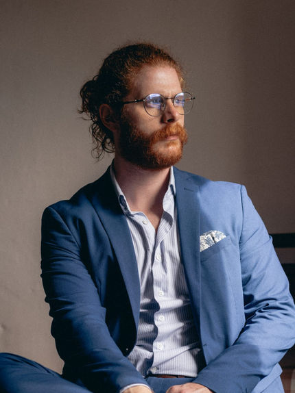 Diogo Oliveira — "Autenticidade em Cada Traço, Elegância em Cada Passo."
Diogo Oliveira, de 30 anos e natural de Leiria, é um modelo que se destaca pelo seu visual marcante e distinto, com cabelo ruivo e presença cativante. Apaixonado por moda e criação de conteúdos para marcas de luxo, Diogo traz consigo um estilo autêntico e sofisticado. Com um espírito aventureiro, sonha em explorar a Escócia e fazer uma roadtrip pelos Estados Unidos. Admirador de Cillian Murphy e fã de Nirvana, encontra no ginásio o seu refúgio diário. Na passarela ou diante das câmeras, Diogo é a fusão perfeita entre força, elegância e originalidade.