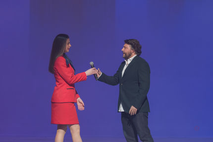 Hanna Sokoliuk, hospedeira e promotora multilingue, com imagem elegante e postura profissional, ideal para eventos internacionais.