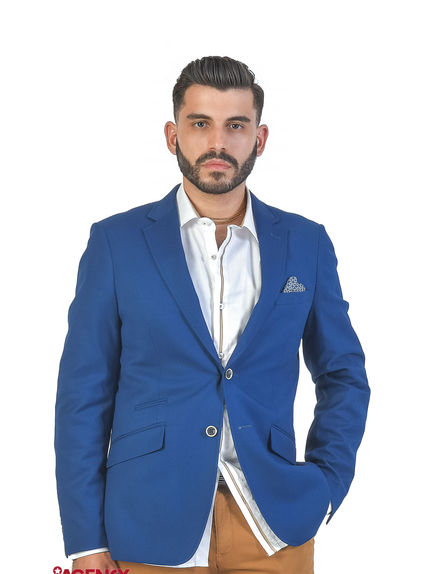Campanha "Eye Vision" com Filipe Cardoso para a Barbearia Bárbara Perfeita. O modelo apresenta um look sofisticado e moderno, destacando cortes de cabelo e serviços premium da barbearia, transmitindo elegância e confiança.