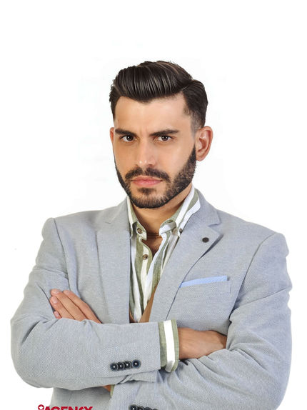 Campanha "Eye Vision" com Filipe Cardoso para a Barbearia Bárbara Perfeita. O modelo apresenta um look sofisticado e moderno, destacando cortes de cabelo e serviços premium da barbearia, transmitindo elegância e confiança.