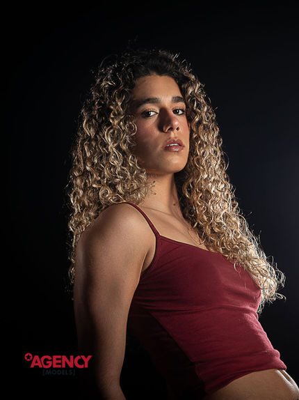 Maria Gonçalves, modelo de 1,72m, com presença elegante e atlética, destacando-se em contextos de moda e fitness, com postura confiante e expressão profissional.