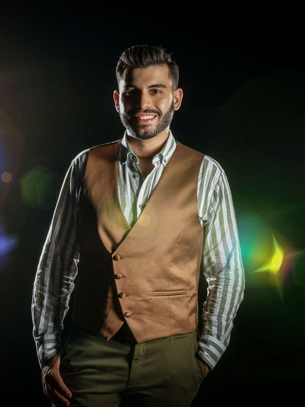 Campanha "Eye Vision" com Filipe Cardoso para a Barbearia Bárbara Perfeita. O modelo apresenta um look sofisticado e moderno, destacando cortes de cabelo e serviços premium da barbearia, transmitindo elegância e confiança.