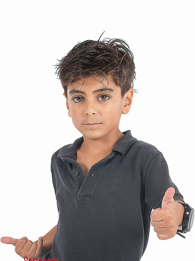 iego Gaspar, modelo infantil da ACADEMIA KIDs da Agency Models Portugal, com cabelo castanho comprido e sorriso expressivo.