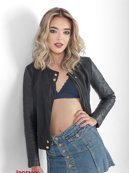 Modelo Bianca Santos em pose versátil, adaptável a diferentes contextos de moda, comercial e lifestyle. Presença elegante e expressiva, capaz de transmitir sofisticação, modernidade e autenticidade em produções editoriais, desfiles, campanhas de marca e projetos de imagem.