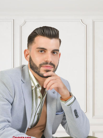 Campanha "Eye Vision" com Filipe Cardoso para a Barbearia Bárbara Perfeita. O modelo apresenta um look sofisticado e moderno, destacando cortes de cabelo e serviços premium da barbearia, transmitindo elegância e confiança.