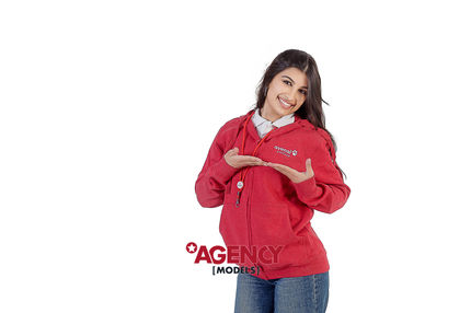 Retrato de Dinara com maquilhagem elegante, destacando a sua imagem profissional e presença multicultural