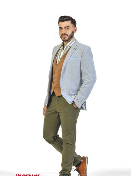 Campanha "Eye Vision" com Filipe Cardoso para a Barbearia Bárbara Perfeita. O modelo apresenta um look sofisticado e moderno, destacando cortes de cabelo e serviços premium da barbearia, transmitindo elegância e confiança.