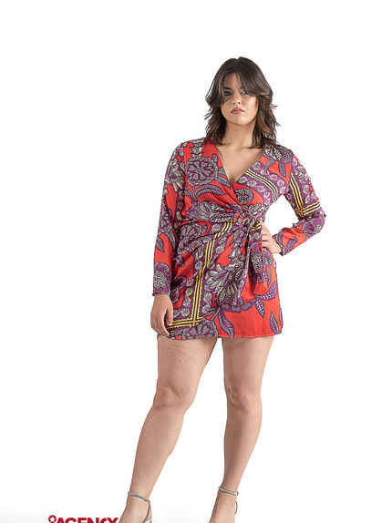 Ema Cloé, nova modelo da Agency Models Portugal. A imagem reflete o início da sua jornada no mundo da moda e representação. Fotografia de apresentação com foco na expressão, atitude e presença da modelo, enquadrada com luz natural/suave. Parte do seu portfólio em desenvolvimento.