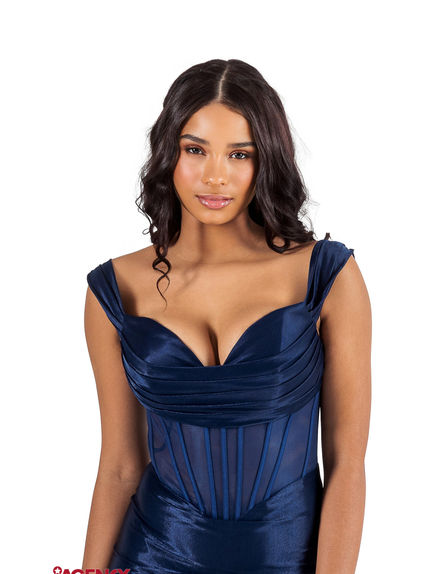 Leila Swift é uma talentosa modelo de origem africana, conhecida pela sua elegância e versatilidade. Com uma beleza natural que destaca os seus olhos castanhos e cabelo em tom cajú, Leila cativa em cada projeto que abraça. Apaixonada por viagens, sonha em explorar o mundo e, quem sabe, até o espaço. Nos seus tempos livres, dedica-se a hobbies como cantar, dançar, cozinhar e ler, refletindo a sua energia criativa. Inspirada pela atriz Hande Ercel e pela música de Taylor Swift, Leila traz autenticidade e dedicação a todas as suas produções.