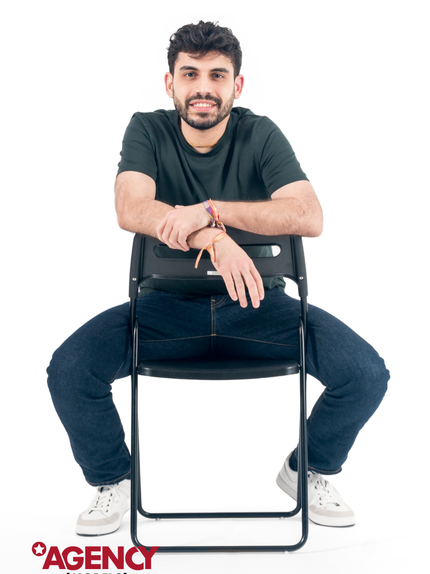 Filipe Cardoso, modelo com cabelo castanho/negro e olhos castanhos, exibe um estilo moderno e descontraído. Apaixonado por música, livros e aventura, ele sonha em tornar-se escritor e explorar lugares como a Índia e a Antártida.