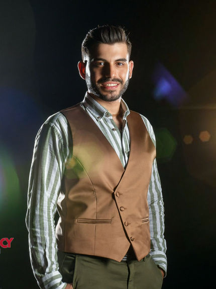 Campanha "Eye Vision" com Filipe Cardoso para a Barbearia Bárbara Perfeita. O modelo apresenta um look sofisticado e moderno, destacando cortes de cabelo e serviços premium da barbearia, transmitindo elegância e confiança.