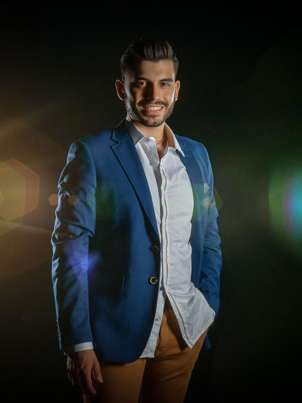 Campanha "Eye Vision" com Filipe Cardoso para a Barbearia Bárbara Perfeita. O modelo apresenta um look sofisticado e moderno, destacando cortes de cabelo e serviços premium da barbearia, transmitindo elegância e confiança.