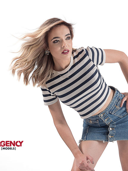 Modelo Bianca Santos em pose versátil, adaptável a diferentes contextos de moda, comercial e lifestyle. Presença elegante e expressiva, capaz de transmitir sofisticação, modernidade e autenticidade em produções editoriais, desfiles, campanhas de marca e projetos de imagem.