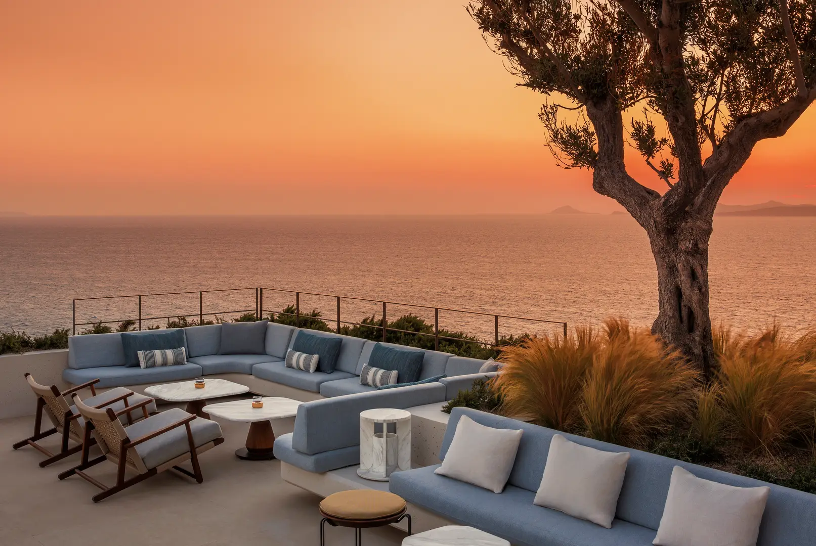 Loungesoffor i solnedgång med utsikt över Egeiska havet One&Only Kéa Island