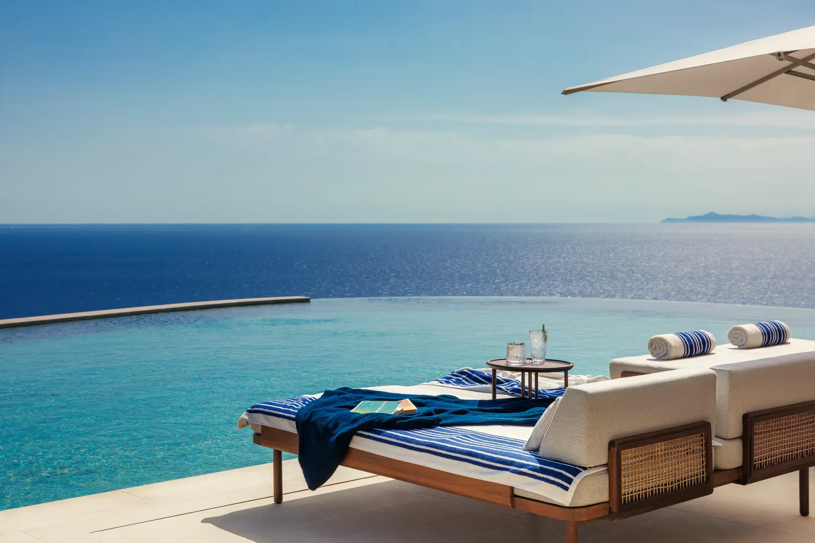 Infinity pool med utsikt över Egeiska havet One&Only Kéa Island