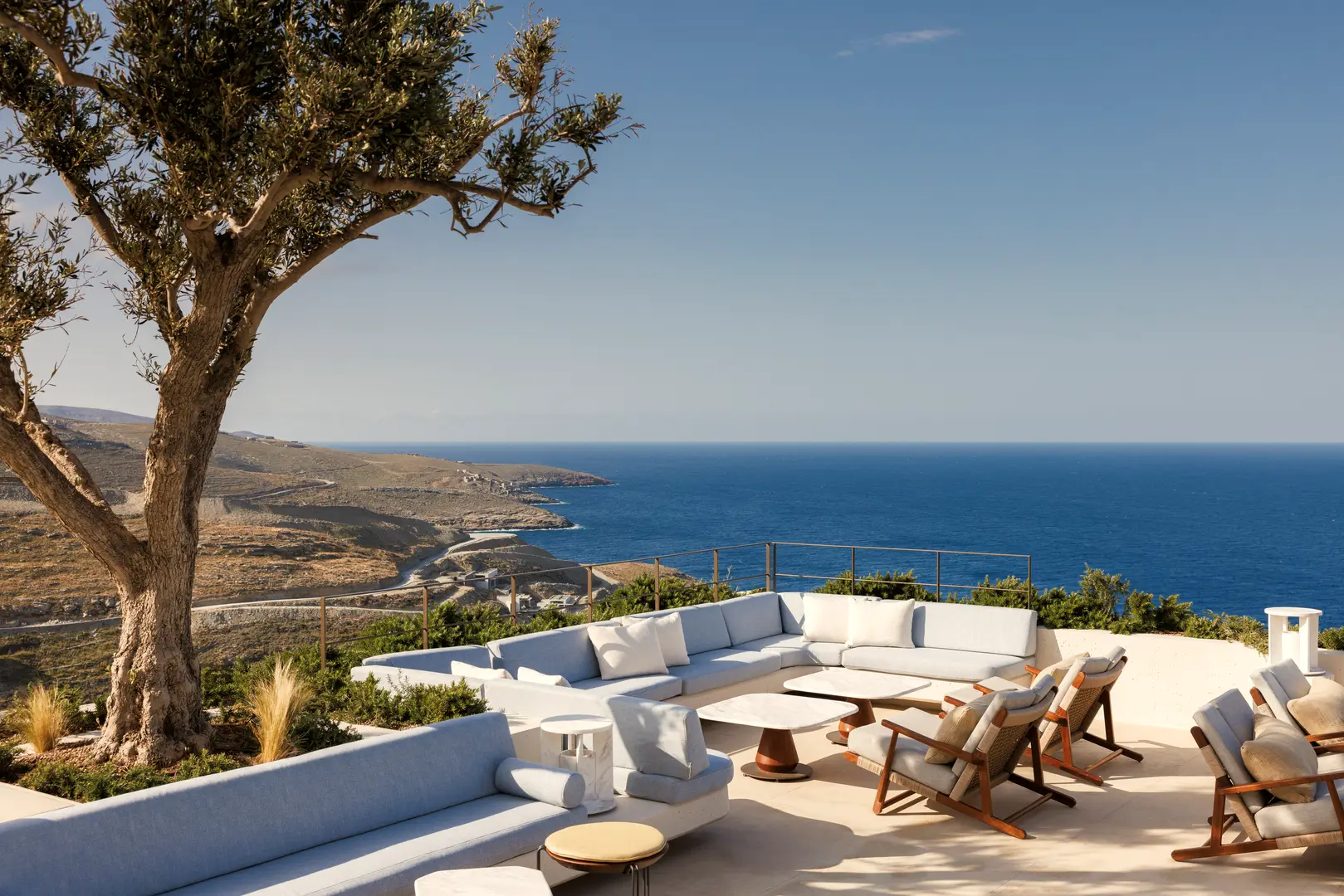 Loungesoffor med utsikt över Egeiska havet One&Only Kéa Island