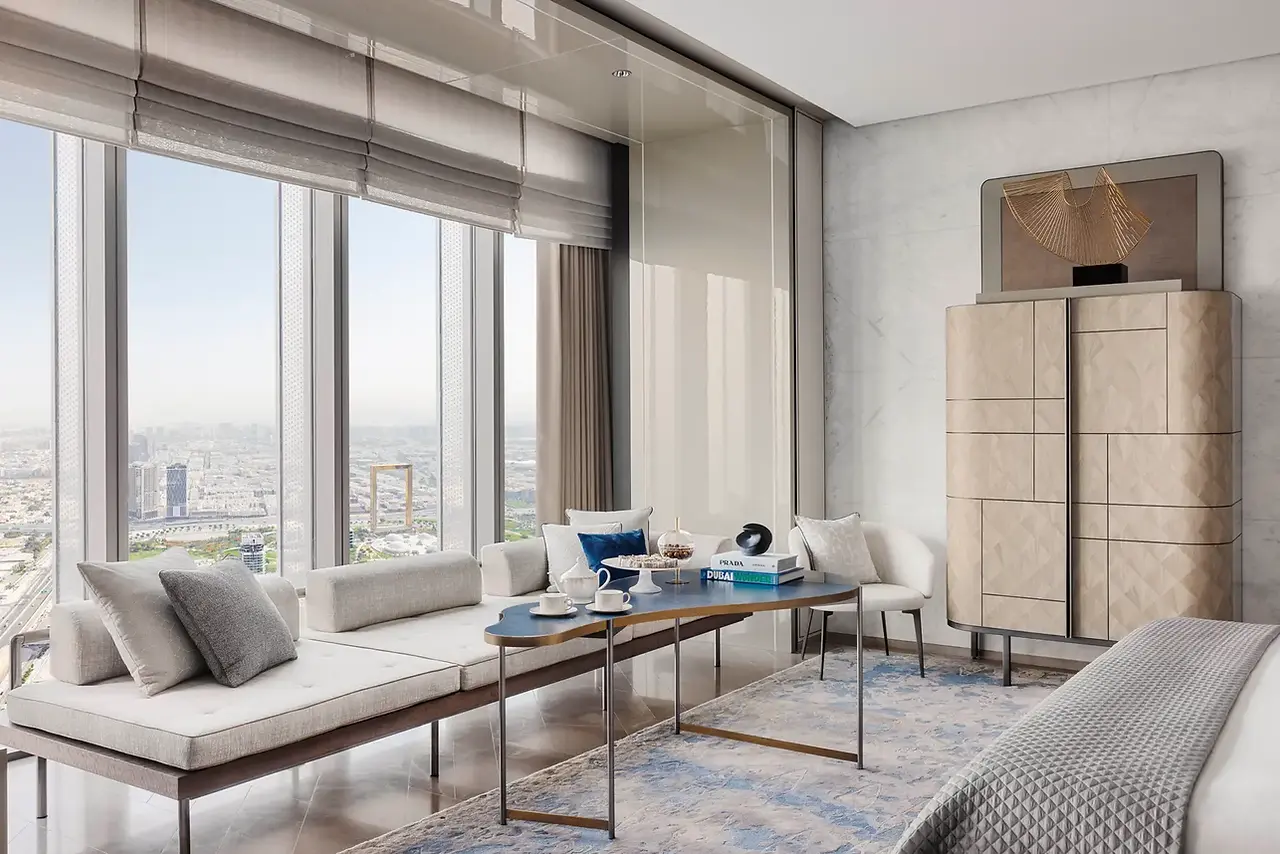 Modernt vardagsrum med utsikt över Dubai skyline One&Only One Za’abeel