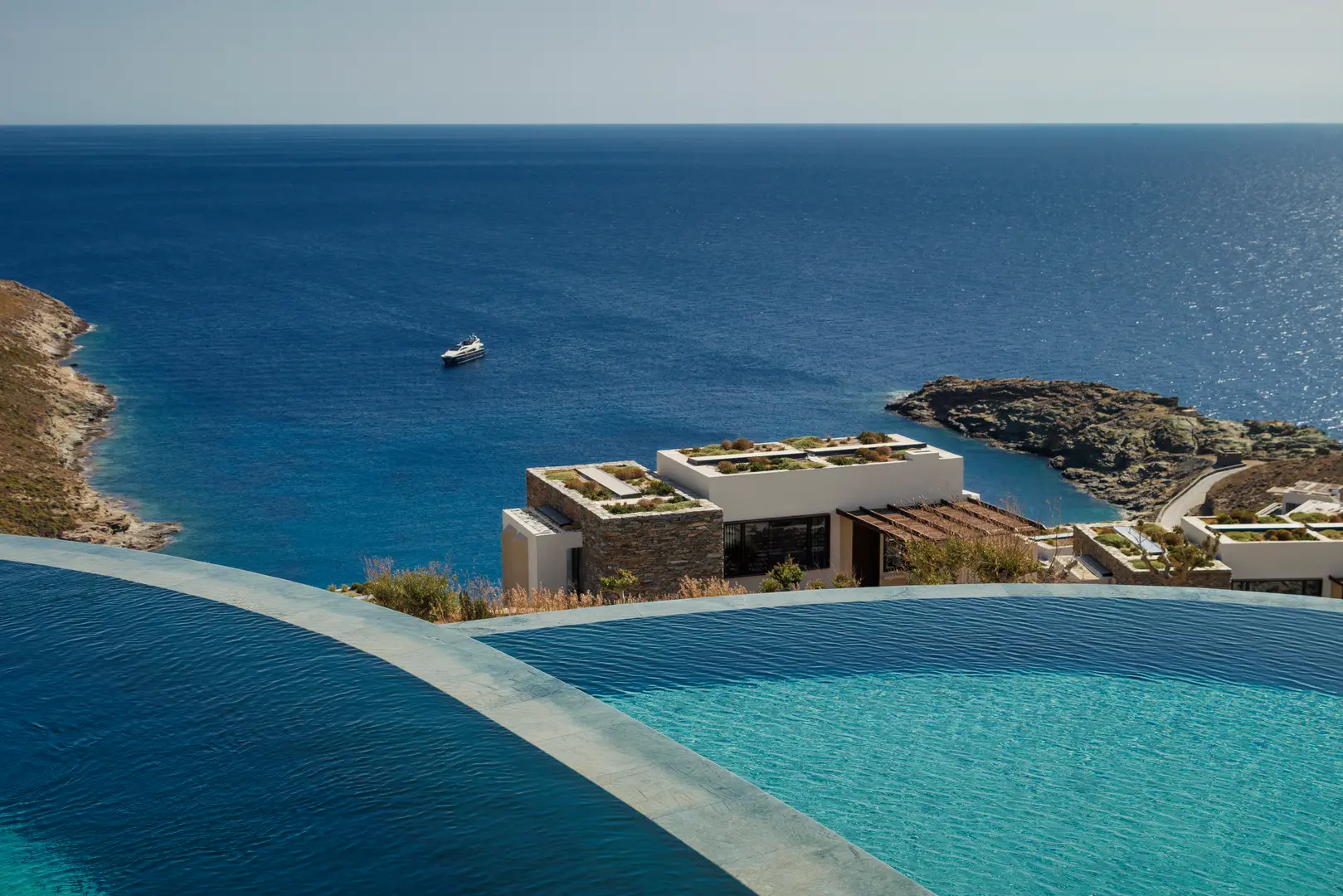 Infinity pool med utsikt över Egeiska havet One&Only Kéa Island