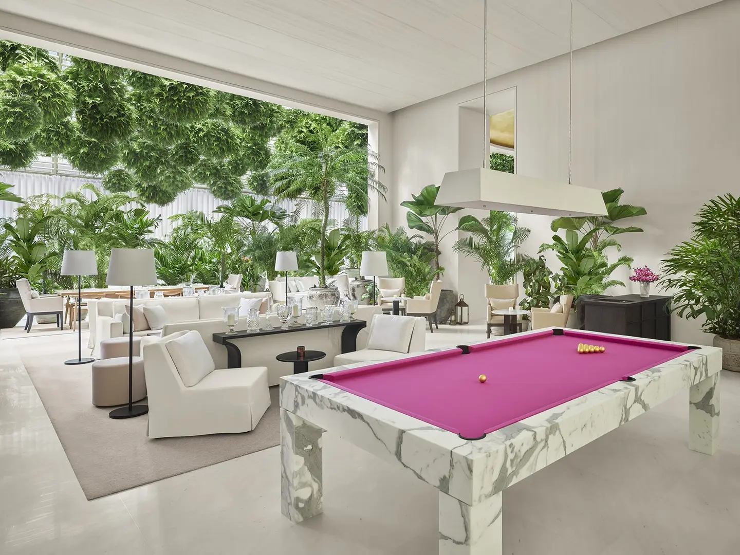 Stilren och modern lounge med ett rosa biljardbord med marmorben The Singapore EDITION