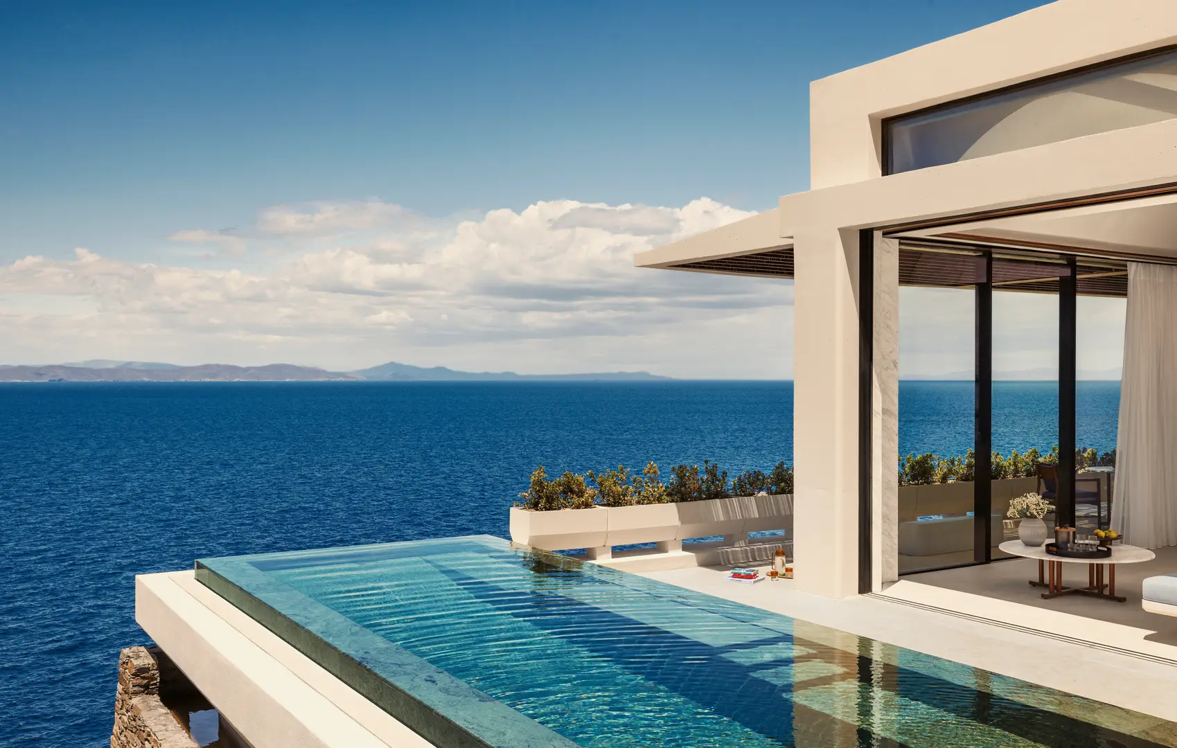 Infinity pool med utsikt över Egeiska havet One&Only Kéa Island