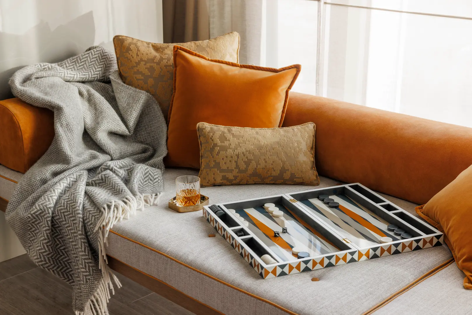 Modern lounge med backgammon och ett whiskyglas One&Only One Za’abeel