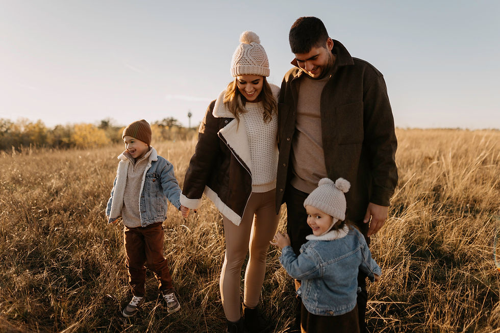 Őszinte mosolyok és ölelések téli kültéri családi fotózáson, lifestyle stílusban