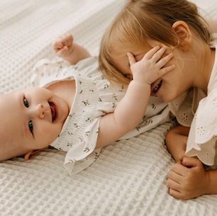 Lifestyle újszülött fotózás otthoni környezetben, természetes fénnyel