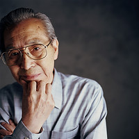 Homem asiático idoso