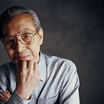 El hombre mayor asiática