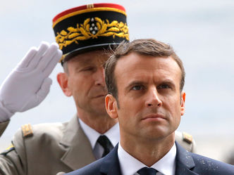 Un président jupitérien aux prises avec son armée