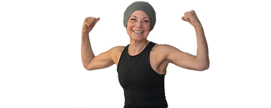 Femme souriante en tenue de sport montrant ses muscles.