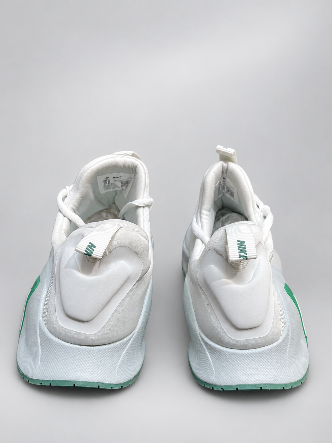 Thumbnail: Light silver Nike Free Metcon 6 trainers viewed from the heel with green accents