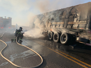 Fogo que começou nos pneus, consumiu carreta na BR-070