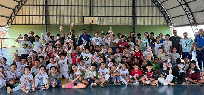 Projeto CREJU realiza entrega de chocolates para crianças em Primavera do Leste