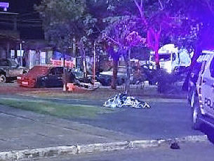 Em possível surto, motorista atropela jovem, bate em carro e dá facada no próprio peito em Primavera