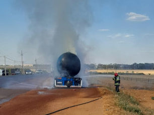 Em frente a Cargil, carreta estoura pneu e pega fogo - Foto/Vídeo