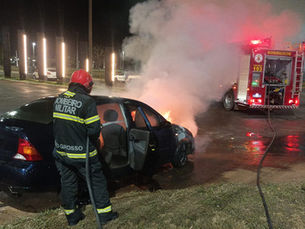 Ford Focus vazou combustível e pegou fogo na R. Rio de Janeiro