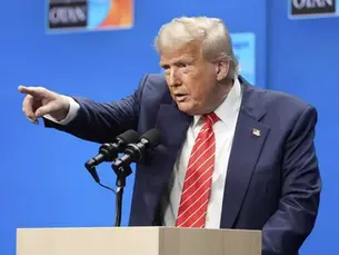 Trump anuncia tarifa adicional de 10% para 'qualquer país que se alinhar às políticas do Brics'