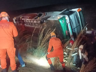 Fotos - BR-070 e Acidentes - Ônibus tomba com 33 passageiros e Celta abalroado por carreta deixa índio machucado