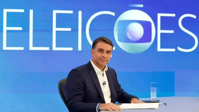 Flávio promete acabar com reeleição, nega cortes em benefícios e acusa Lula de ‘terrorismo’