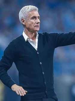Luís Castro diz que sabe o tamanho da Copa do Brasil para o Grêmio e responde sobre semblante em meio a pressão: 'Sinal de idade...'