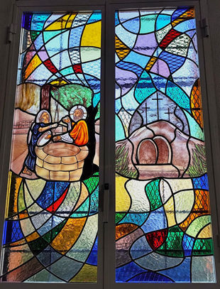 Vidrieras emplomadas con escenas bíblicas en la Parroquia de Nazaret y Nuestra Señora de la Consolación de Sevilla.