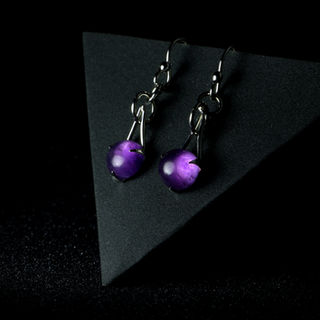 small glowing Amethyst Earrings in sustainable Silver on black background