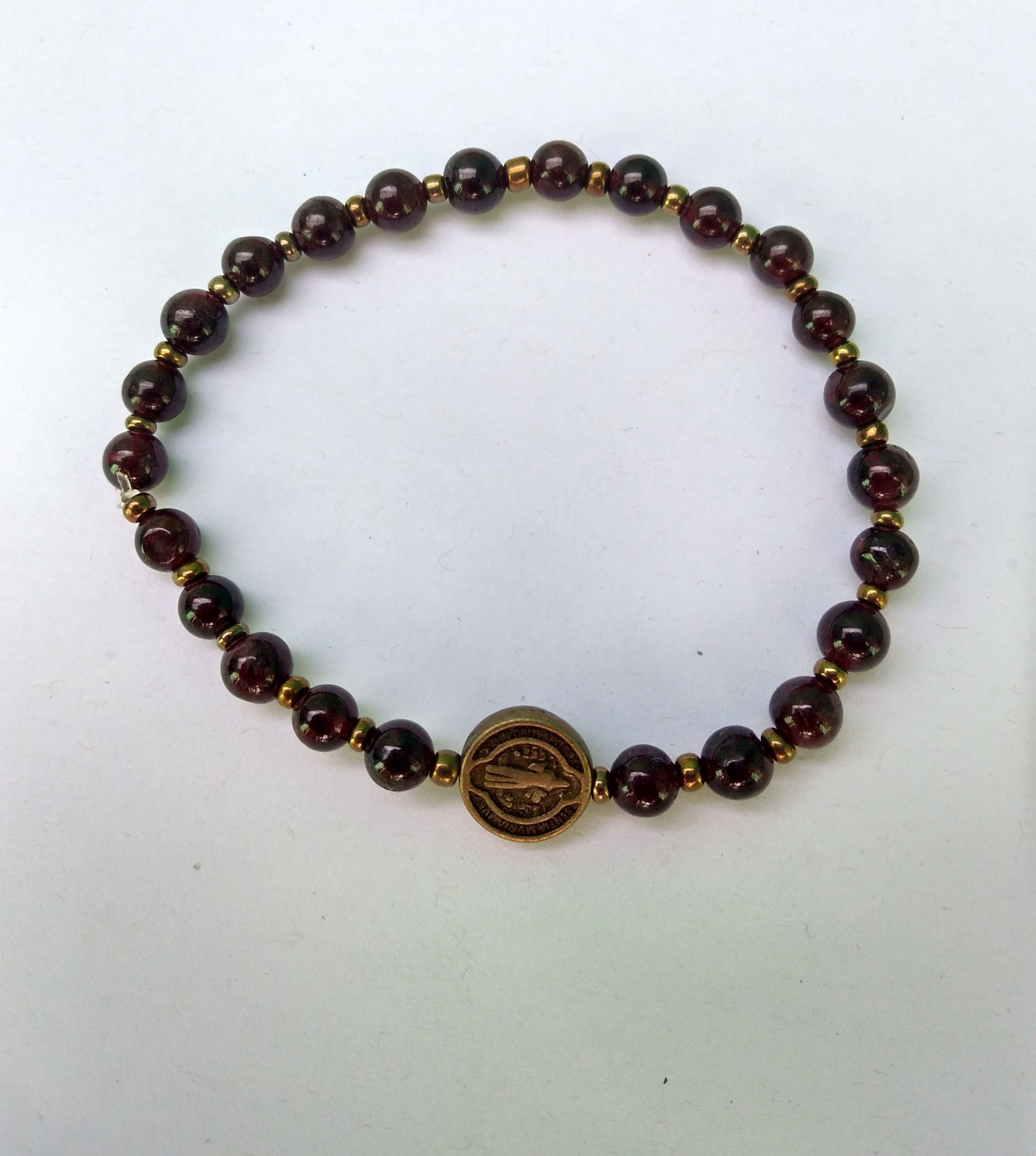 Pulsera Granate con dije de san benito