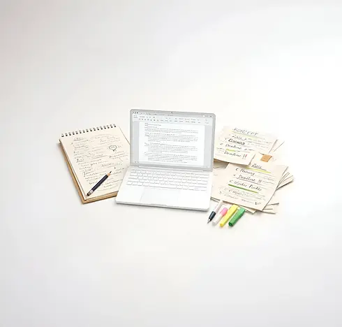 Geöffnetes Notebook mit einer offenen Word-Datei auf der ein strukturierter Text sichtbar ist. Um das Notebook herum liegen viele Notizen.