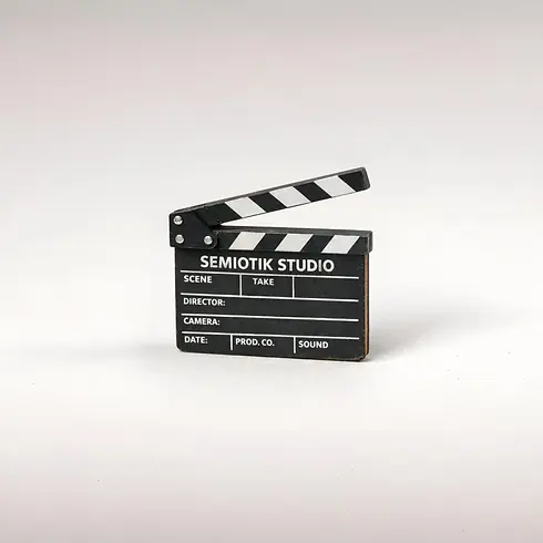 Filmklappe mit der Aufschrift "Semiotik Studio"