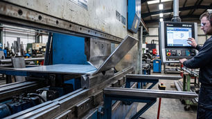 Doblado CNC de láminas de acero: cómo garantizar precisión