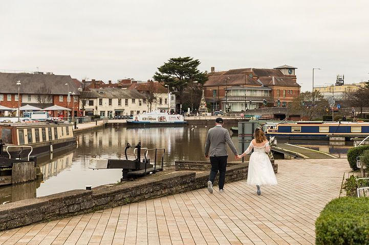 Couple walking along the canal in Stratford-upon-Avon