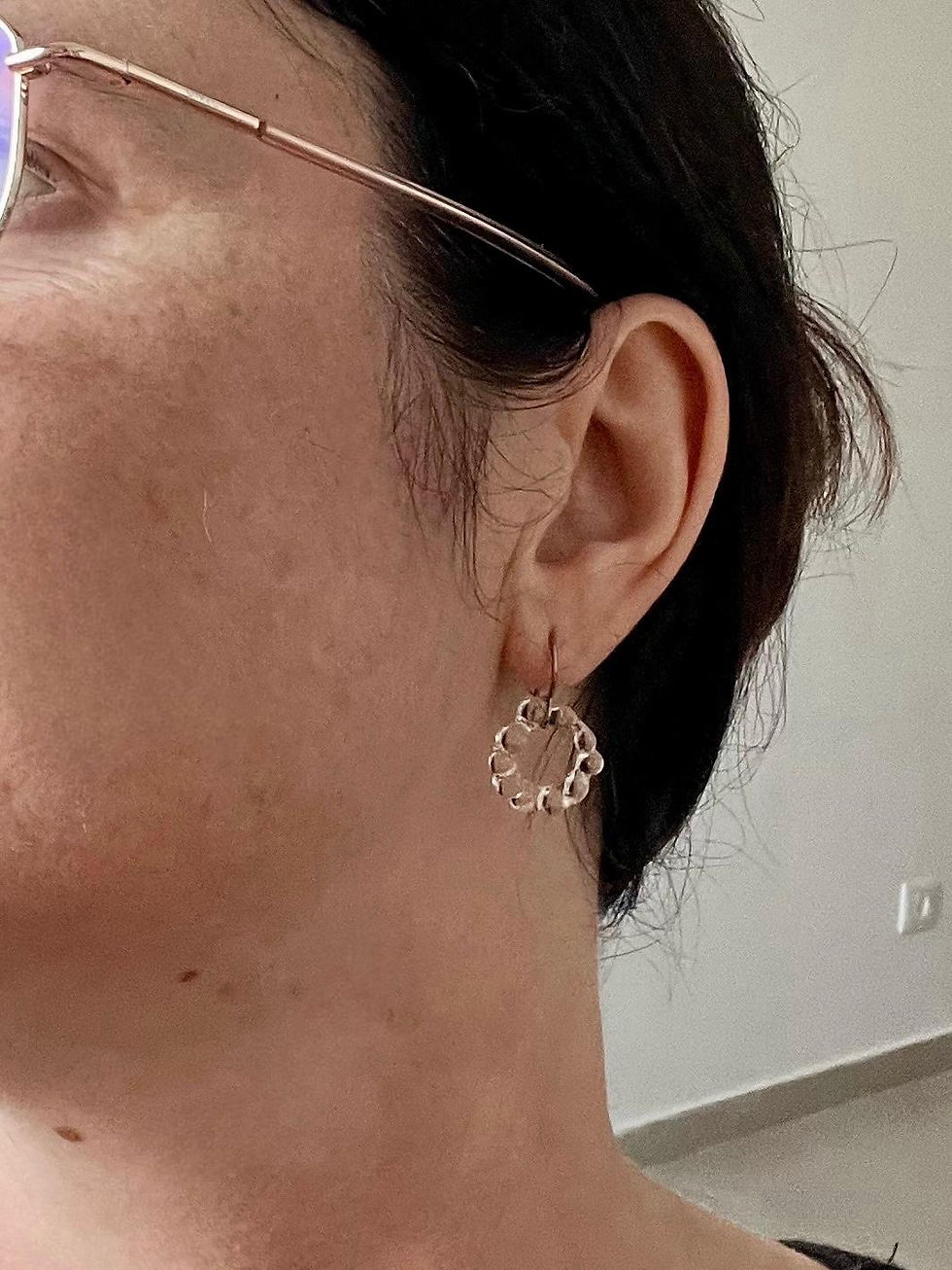 תמונה ממוזערת: עגילים בניפוח זכוכית שקופה -מחזור של סמסרה טיטניום היפואלרגני